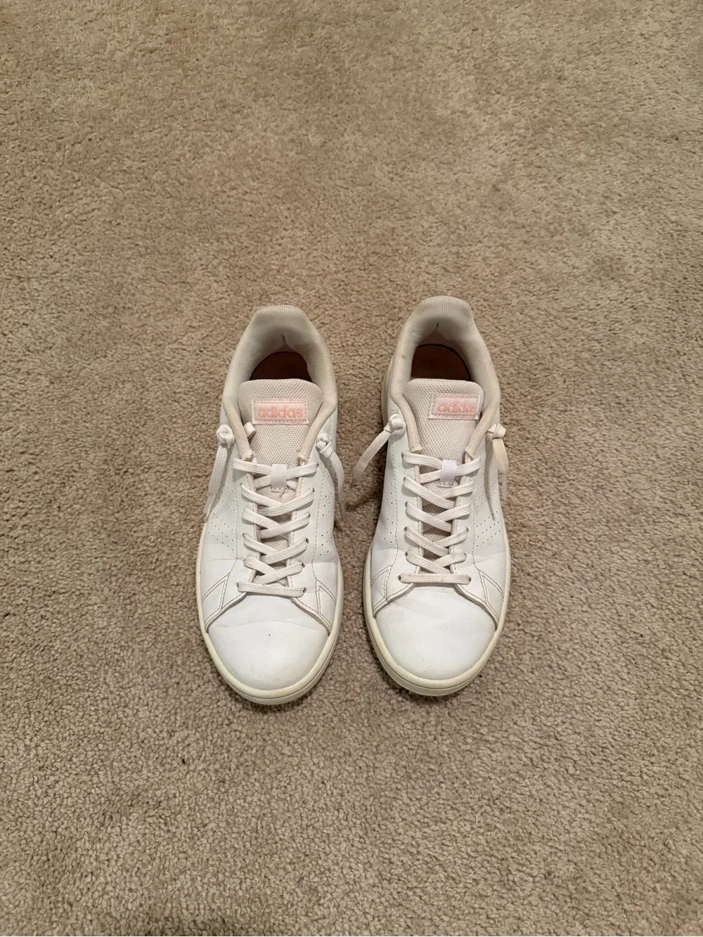 White adidas Advantage casual sneakers featuring perforated three stripes 7.5